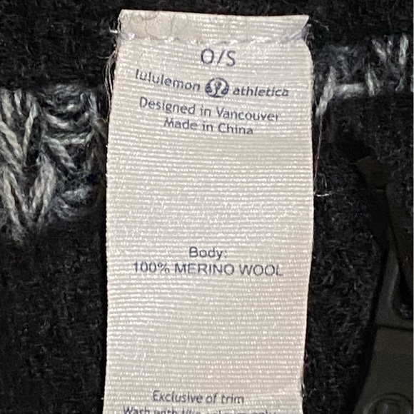 LULULEMON Falling Freely Merino Wool
Knitted Neck Warmer Zip Up Scarf - Picture 7 of 9
